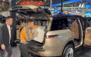 撒贝宁随地大小演撒老师真的是走到哪把欢乐带到哪，这“随地大小演”的本事真不是盖的