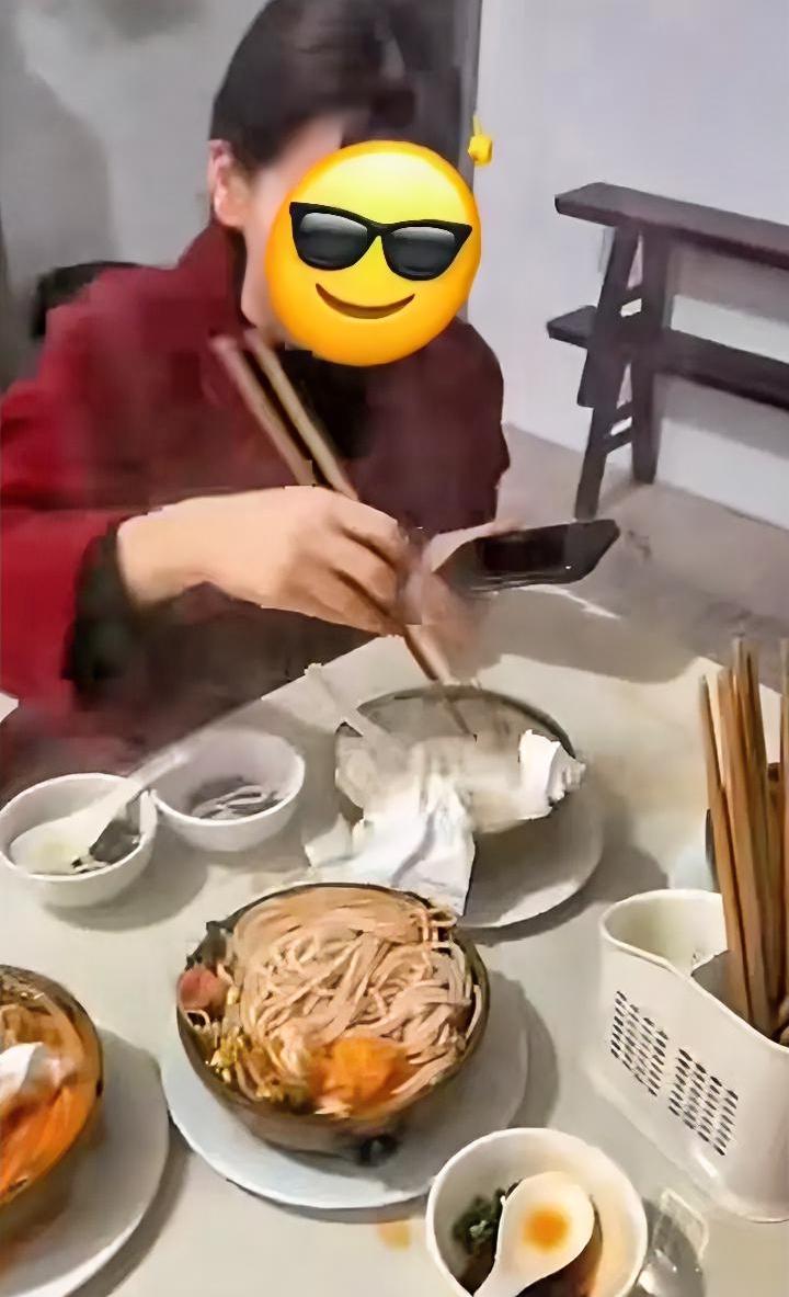 开餐馆心疼几张纸巾，女生直接把纸巾扔锅里，老板娘这也太抠了。

近期三名女生到贵