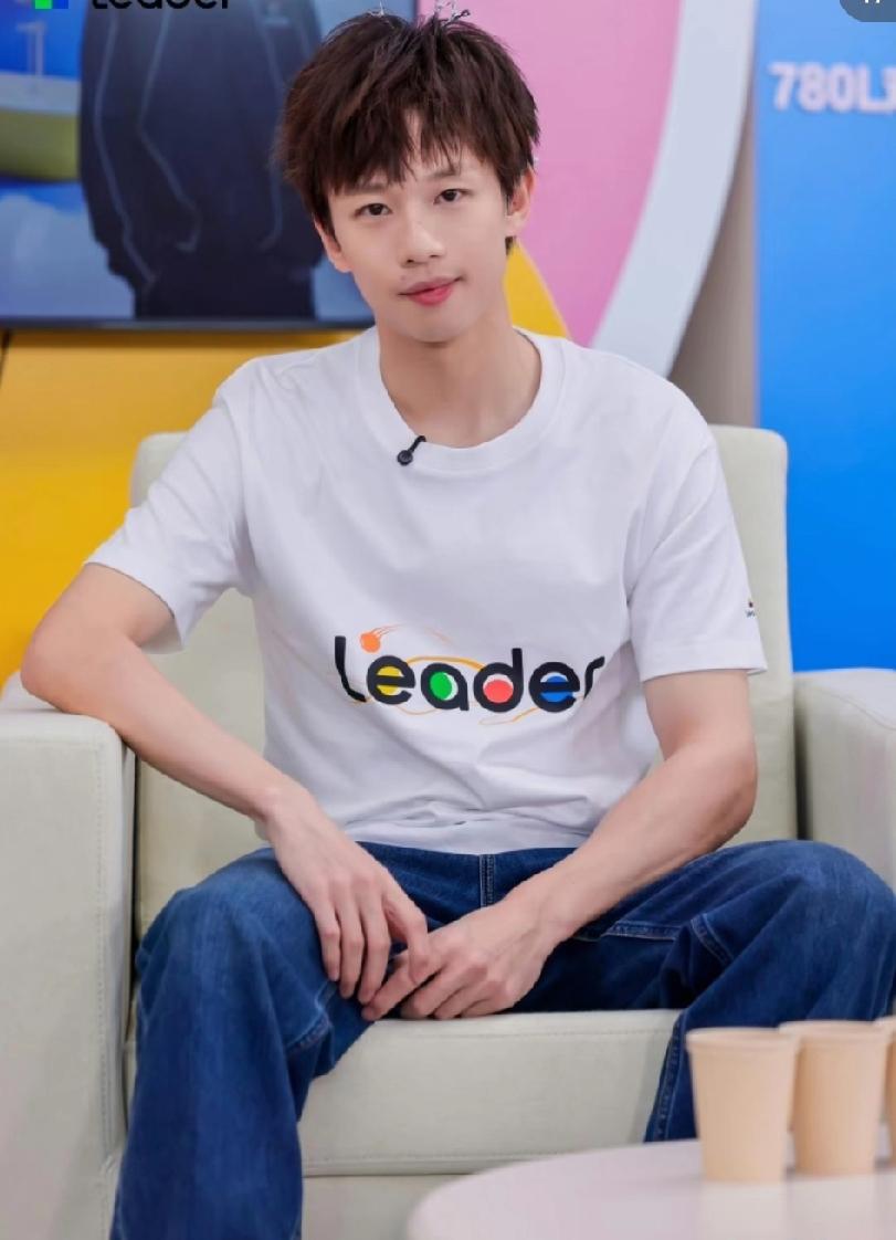 林高远：阳光清爽的乒乓少年，明媚感拉满
 
被林高远这组图戳中了！白色T恤搭配牛