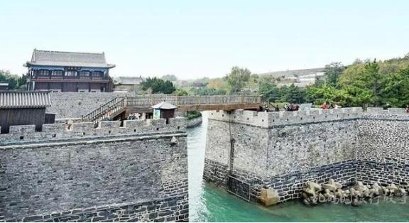 南宋自岳飞之后，加上皇帝控制武将之权力，基本丧失了北伐的力量和动力，所以只能依托