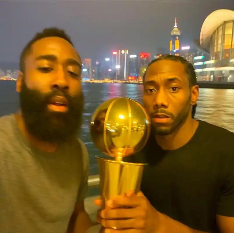 快船再败后:
哈登:卡爷，有个问题不知道该不该问。
小卡:你说！
哈登:你是真有