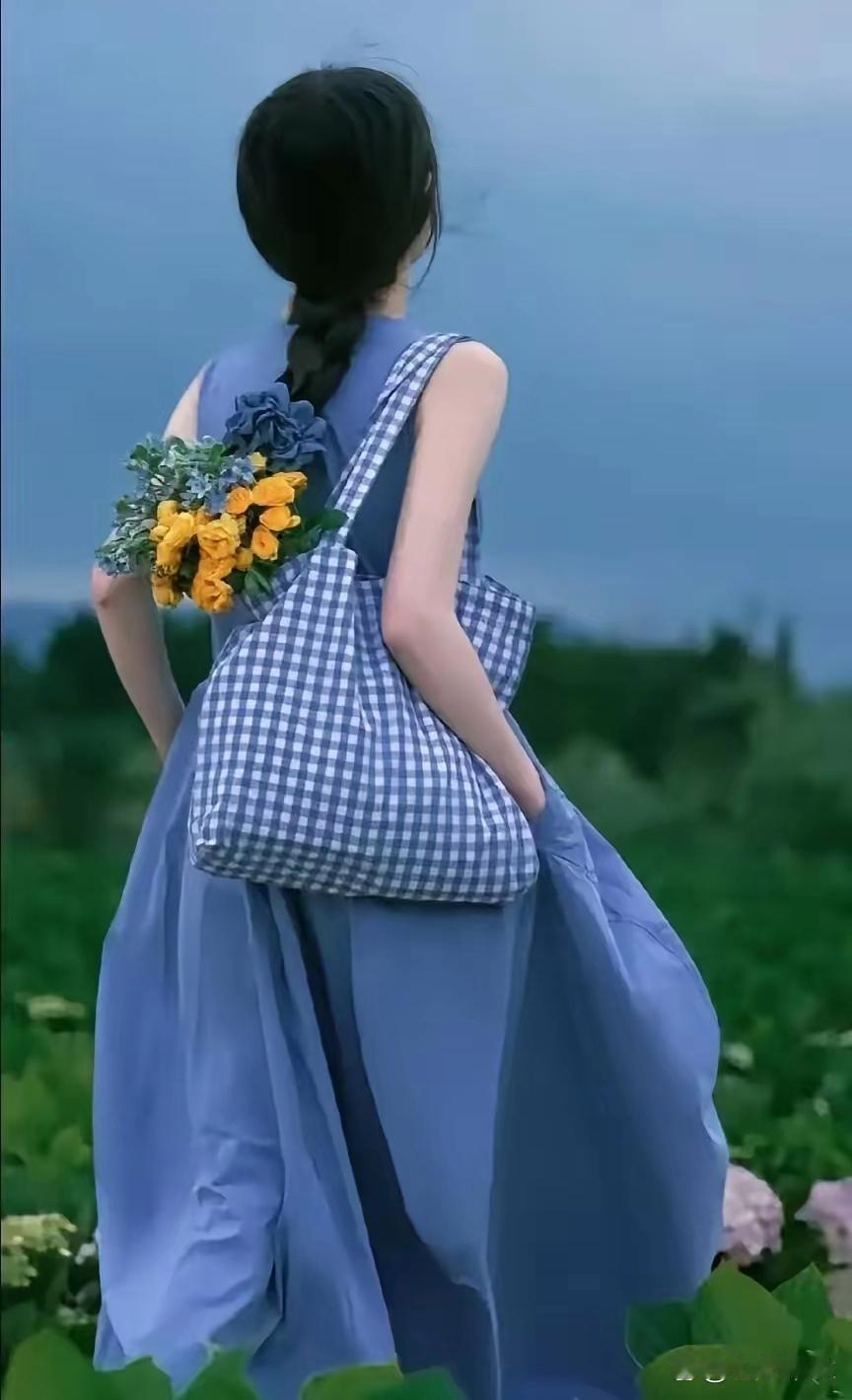 我妈最见不得女孩披着长发，穿宽大的衣服。

她不懂得女孩披着头发是要那种长发飘飘