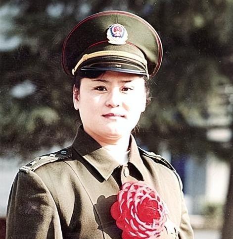 1988年，郑州火车站一姑娘被两名大汉强行塞入出租车内，就在车子一个急刹车时，姑