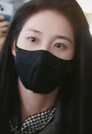 郭宇欣现身机场，身上裹着件灰色大衣，戴着黑色口罩，素着的脸庞看着特别自然，还透着