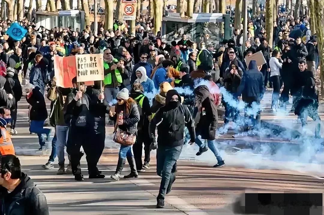 这是有高人支招啊！[赞]法国的骚乱竟以这样的方式意外平息：断网破以后骚乱打砸烧就