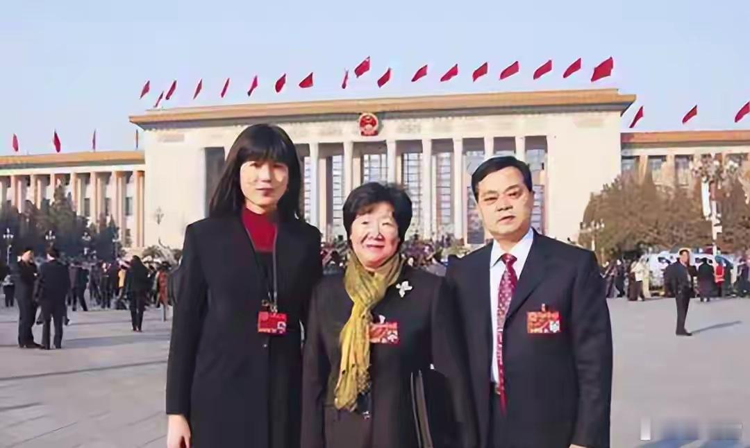 女老虎李启红：全家上阵齐腐败，传言情夫成群，落马后失声痛哭 