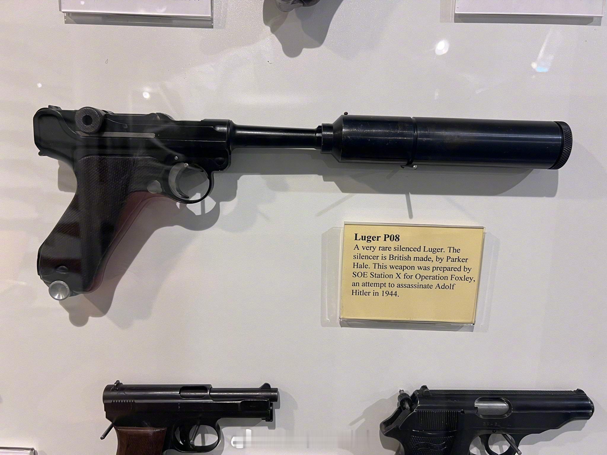 烽火问鼎计划每天认识一件兵器 一支极为罕见的消音鲁格P08手枪。其消音器由英国帕