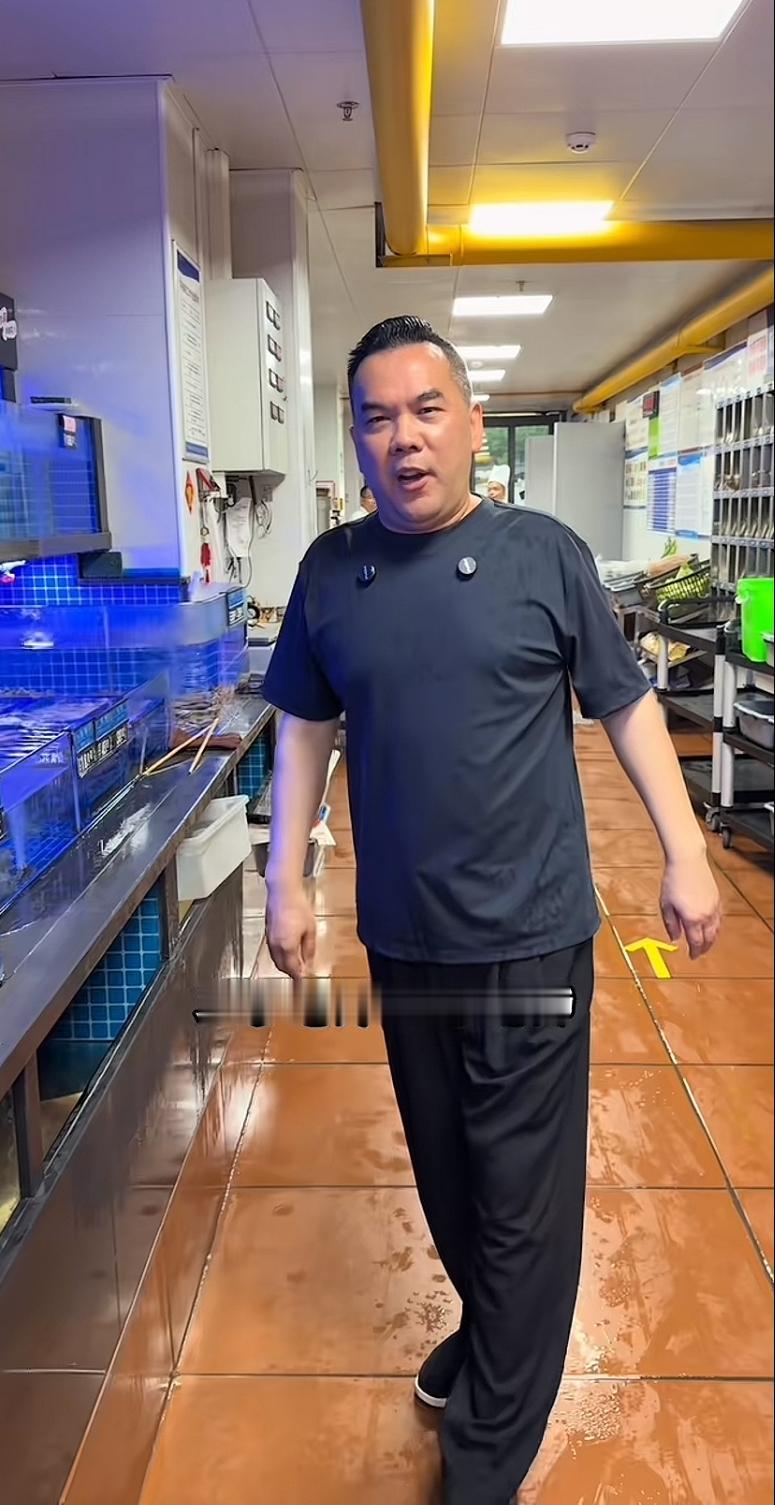 上海阿牛哥，心高气傲瞧不起人，今天他拿着一只澳大利亚16斤的皇帝蟹，对着自己的恩