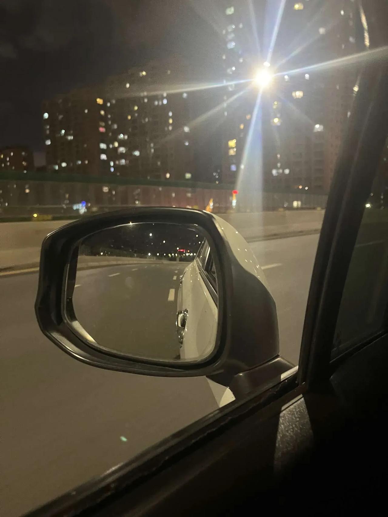 不到凌晨四点，我又睁开眼睛了，窗外下着雨。又到一年七月半，丝丝细雨寄托哀思，想念