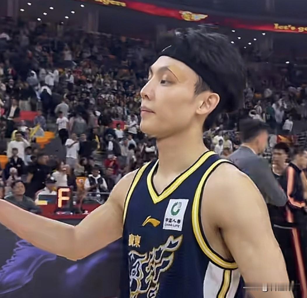 徐杰要小心了？现在全CBA都知道徐杰是广东队的真核，今晚遇到防守动作非常大的山西