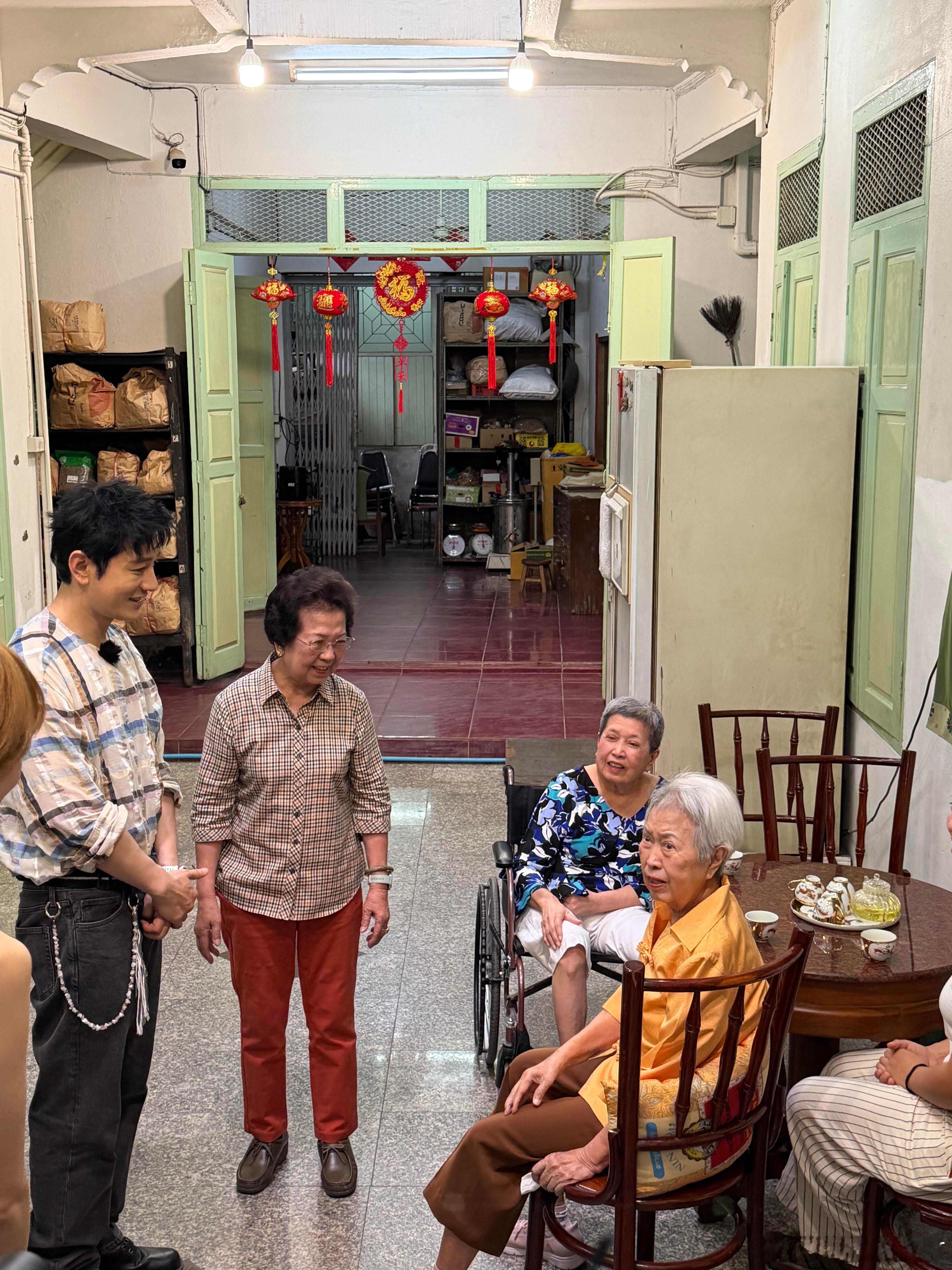 清迈偶遇黄晓明昆凌给潮汕阿嬷们做饭 