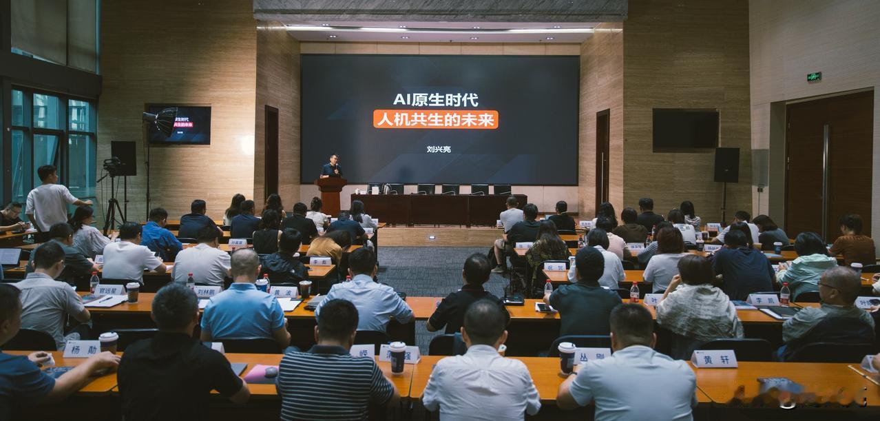成都的夏天有点热，AI的话题更热。今天上午给《每日经济新闻》的朋友们分享了两个半