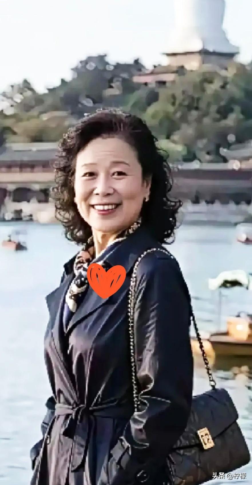 今天我花了260元把头烫了，
回家儿媳妇看见我就不高兴，问我家里三个月水电费还没