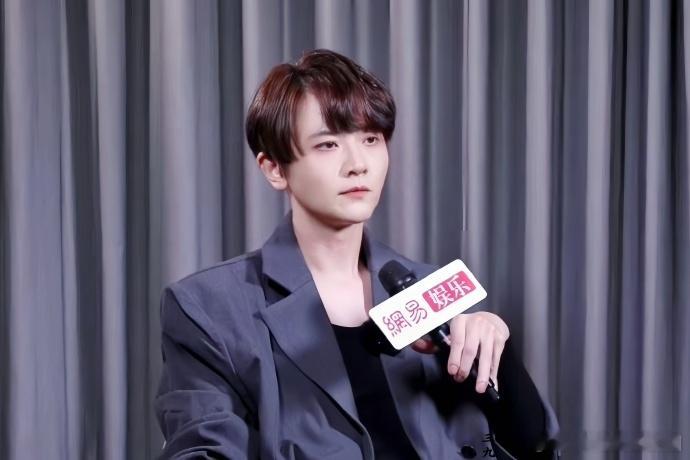 刘端端称愿意在角色尝试上继续冒险刘端端淋过雨所以想给后辈撑伞 独家！刘端端《娱乐