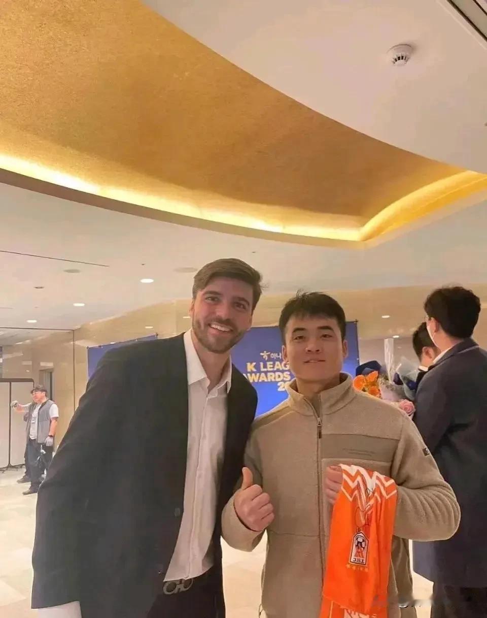 泽卡手术已经做完，撕裂性损伤！

 1，泽卡类似于王彤的伤，无对抗下突然转身变向
