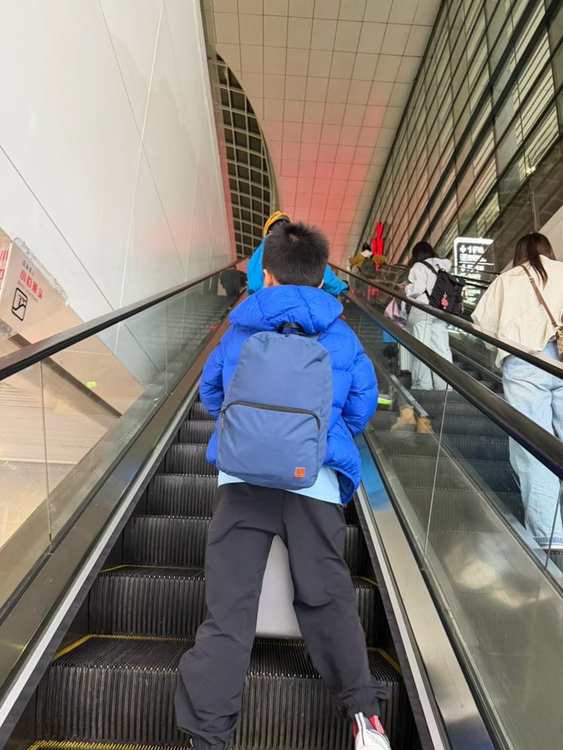 五一假期铁路运输启动 今晚出发去粤A出差，带上放春假的小学生。娃最爱动卧了，睡的