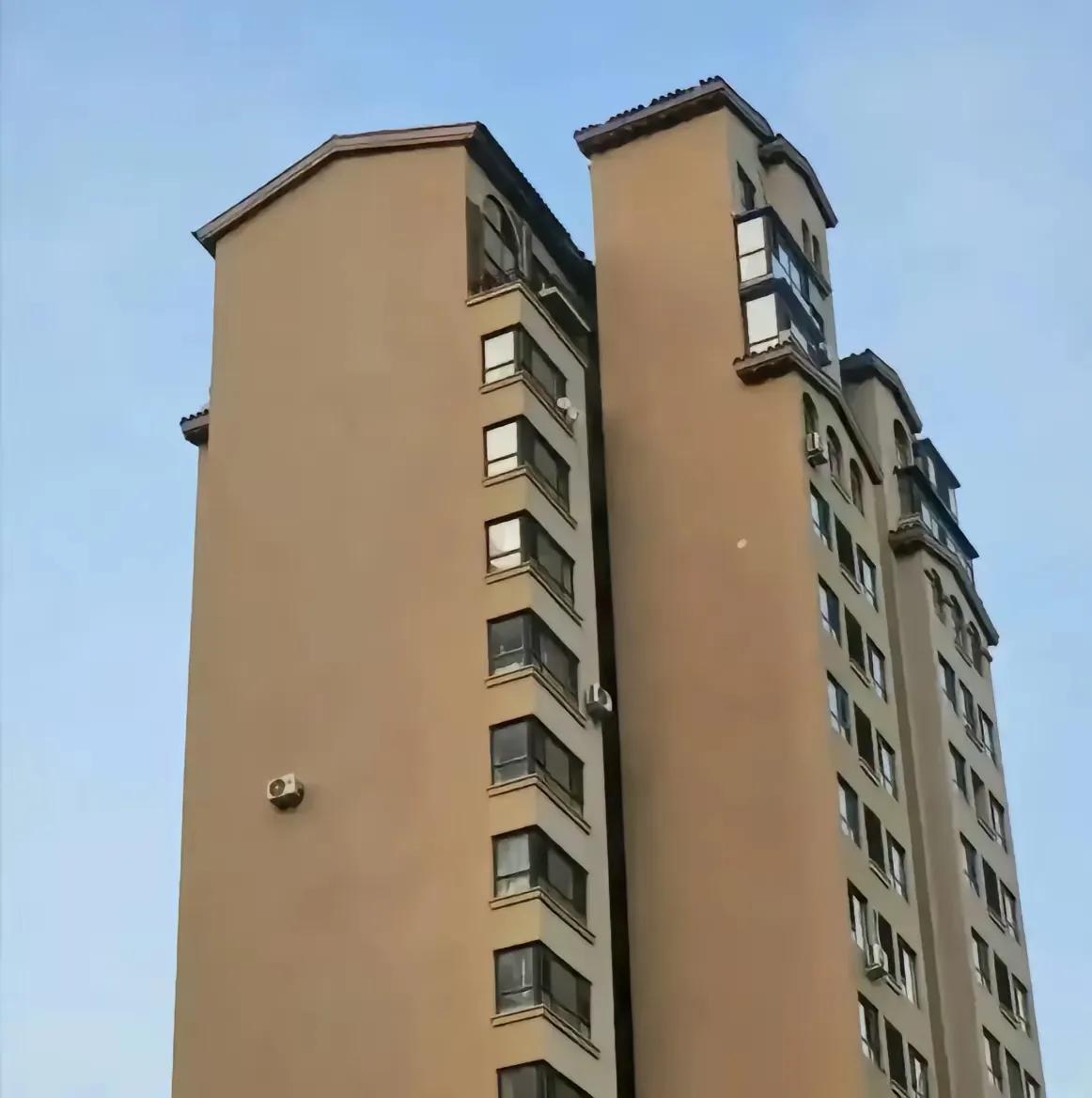 真的很好奇，这台空调怎么安装上去的？
一栋高楼上，一台空调孤零零的按在墙上，特别