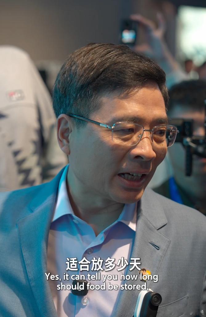 史蒂文·杰拉德居然闪现AWE海尔展馆了！现场瞬间被球迷围得水泄不通，大家都为一睹