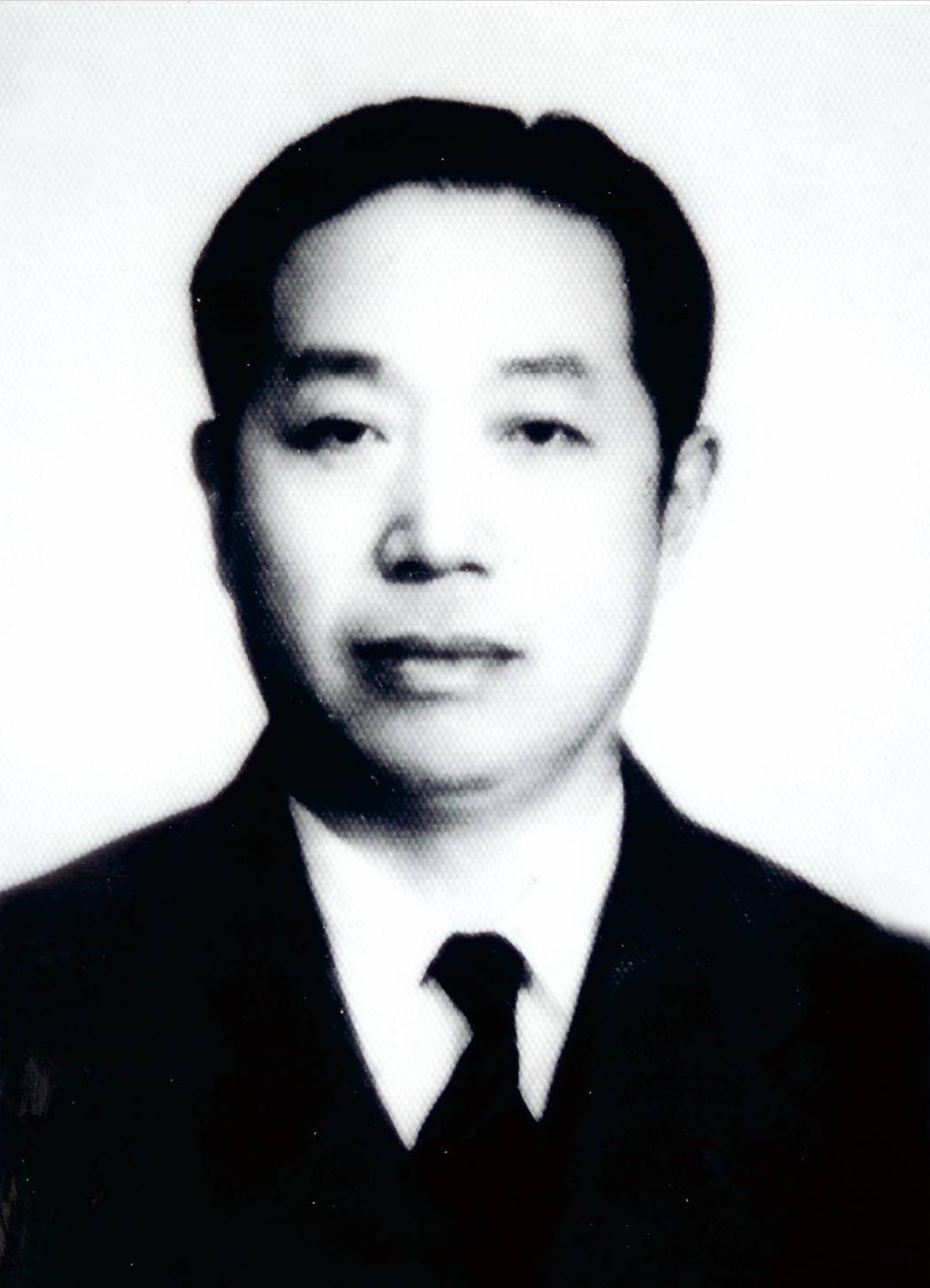 1937年，刺蒋失败后，百变杀手华克之投奔延安，伟人看到后却当场断言：你绝不能留