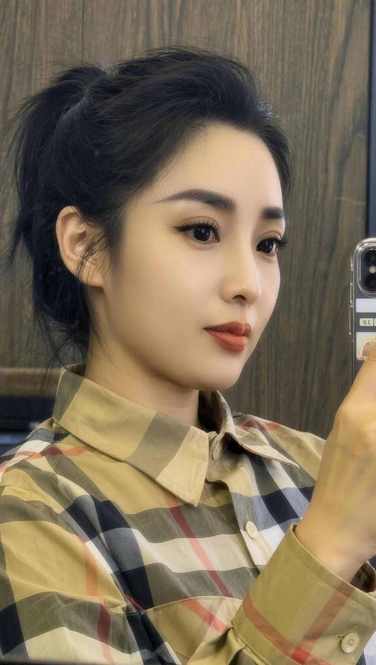 服化道精致到细节，每一帧都像电影画面，沉浸式感受那个时代的独特魅力。