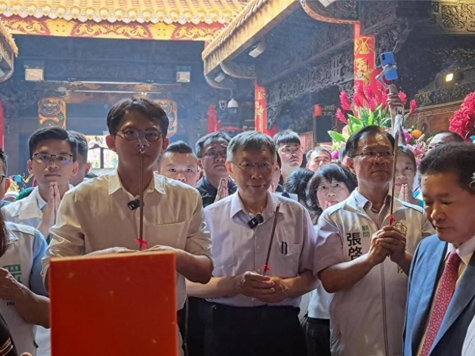 妈祖起驾一晚，台湾政坛几乎全员到齐，谁都不想错过这波民意现场。最抢镜的不是排场，