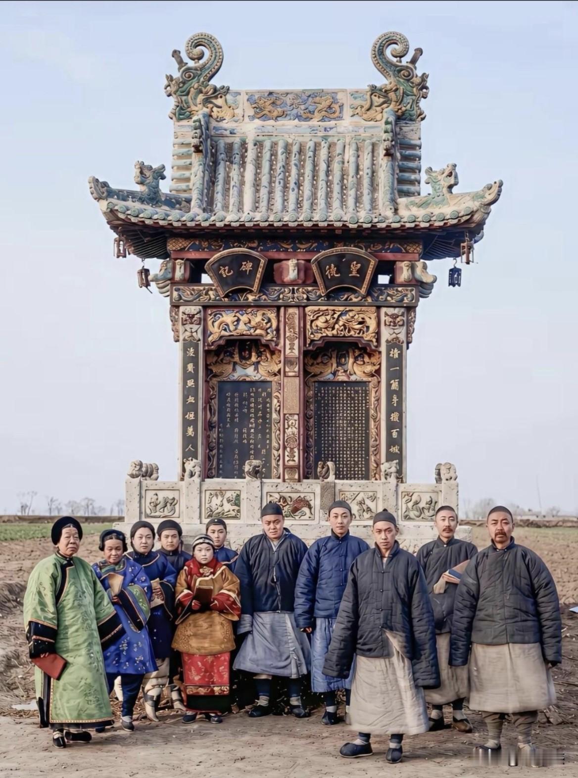 百年前的一个家族合影～～