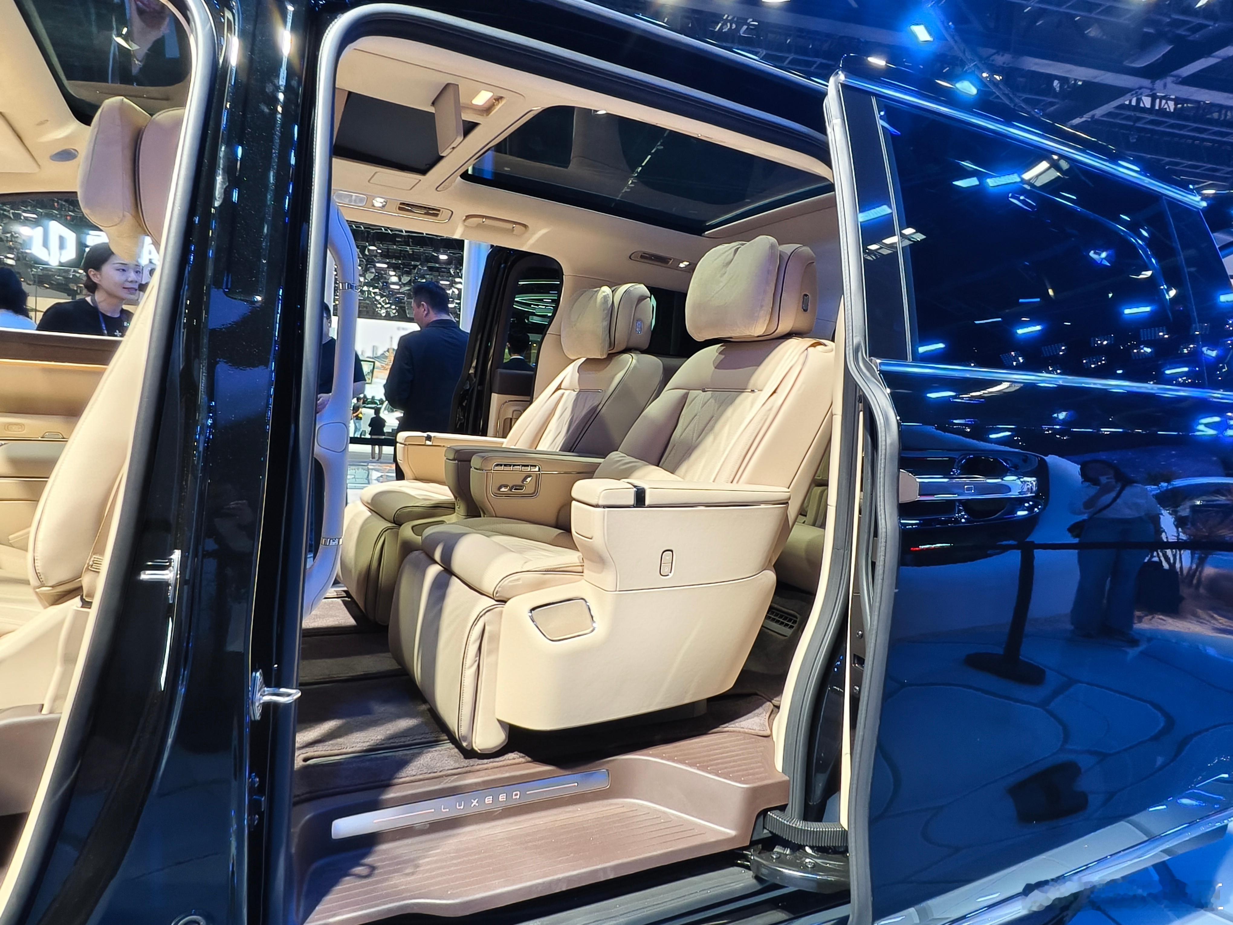 2026北京车展 鸿蒙智行展台上，最热门的新车应该就是智界V9了，作为整个鸿蒙智