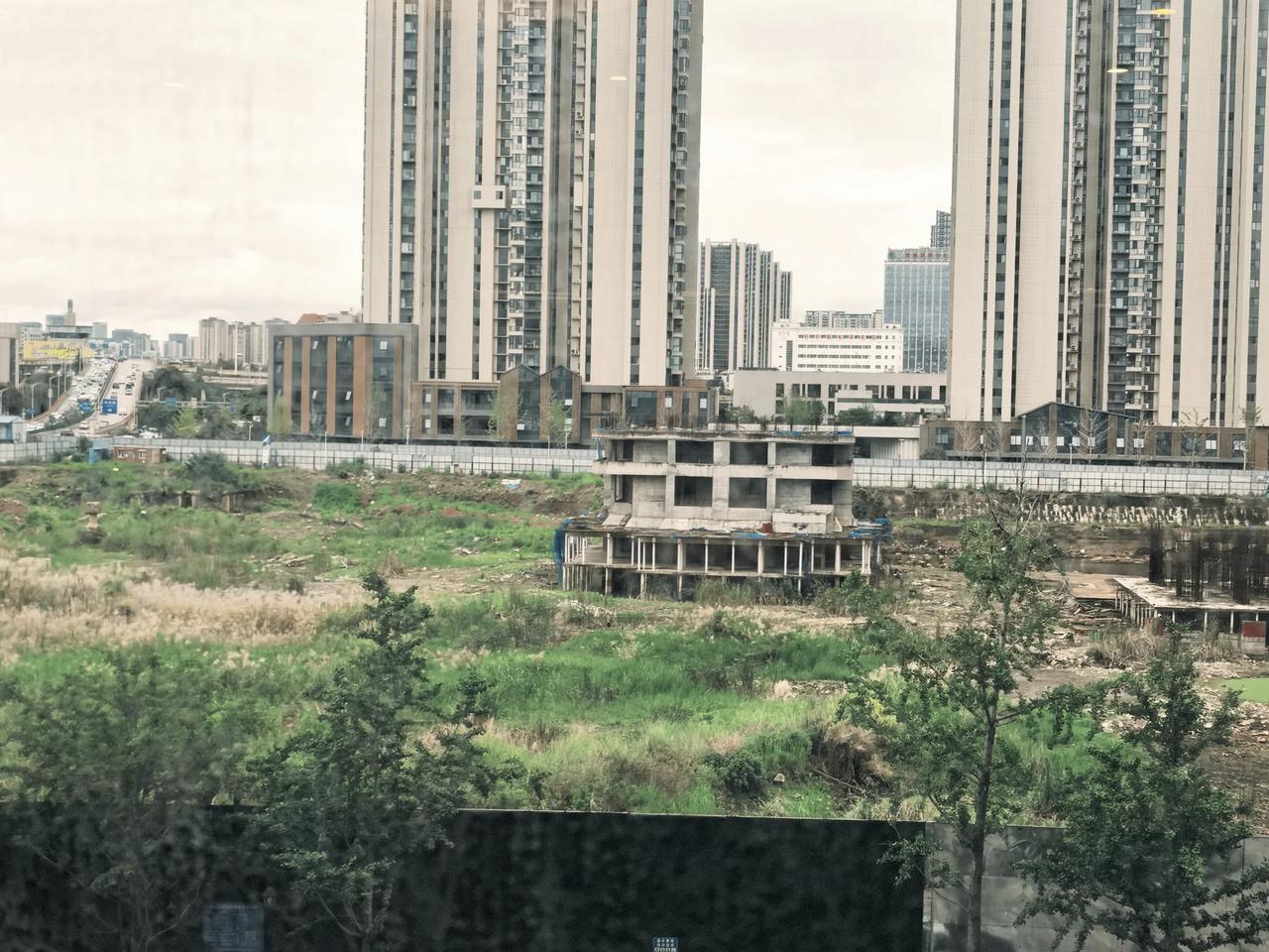 昆明老螺蛳湾好悦天地（曾经的大悦城）旁边的这个大深坑里面的水抽了，还口都有为要施