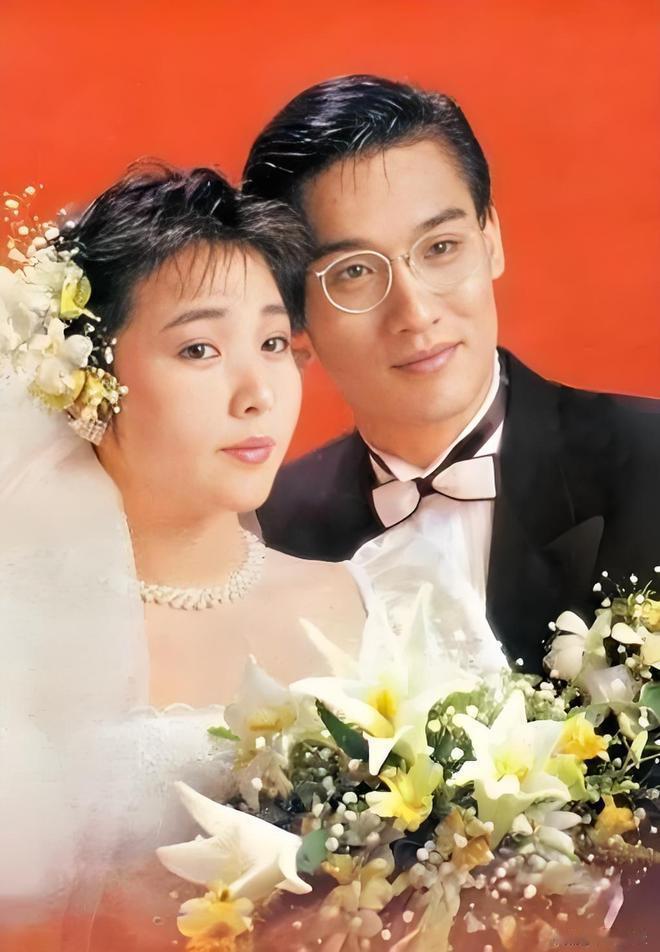 有网友说：
“结婚后，我不是没遇到过再次让我心动的女人，尤其是事业有成之后，很多
