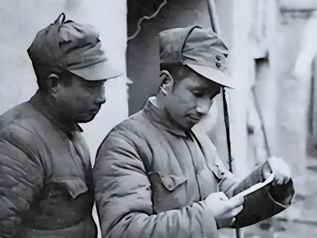 1942年，一个投靠日军的部队头头托人给粟裕递了两包香烟，粟裕纳闷地打开烟盒一瞧