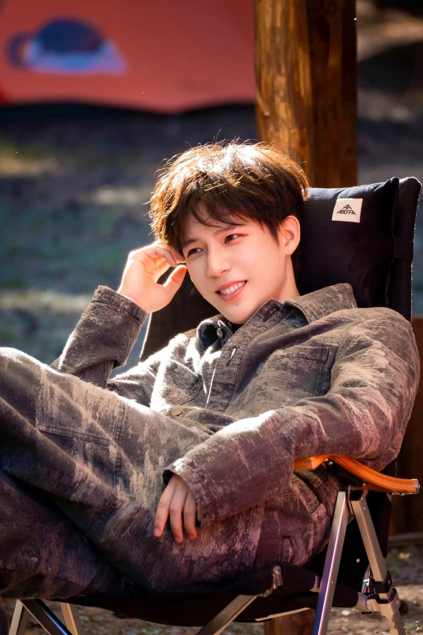 王安宇大背头 突然get到王安宇大背头的魅力了，把头发梳上去反而更显少年感，在节