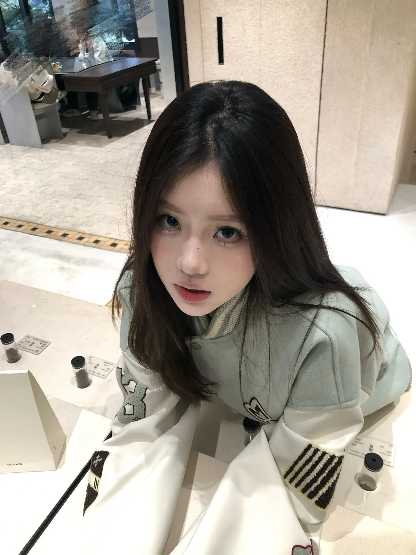 和你拥抱久了 身上都会是你的味道 于是回家的路上低头 我就开始想你