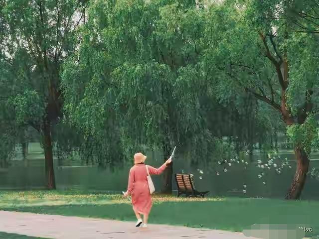 昨天去送小姑子，她男人哭得站都站不稳，嘴里喊着“你走了我可怎么活”。

可我知道