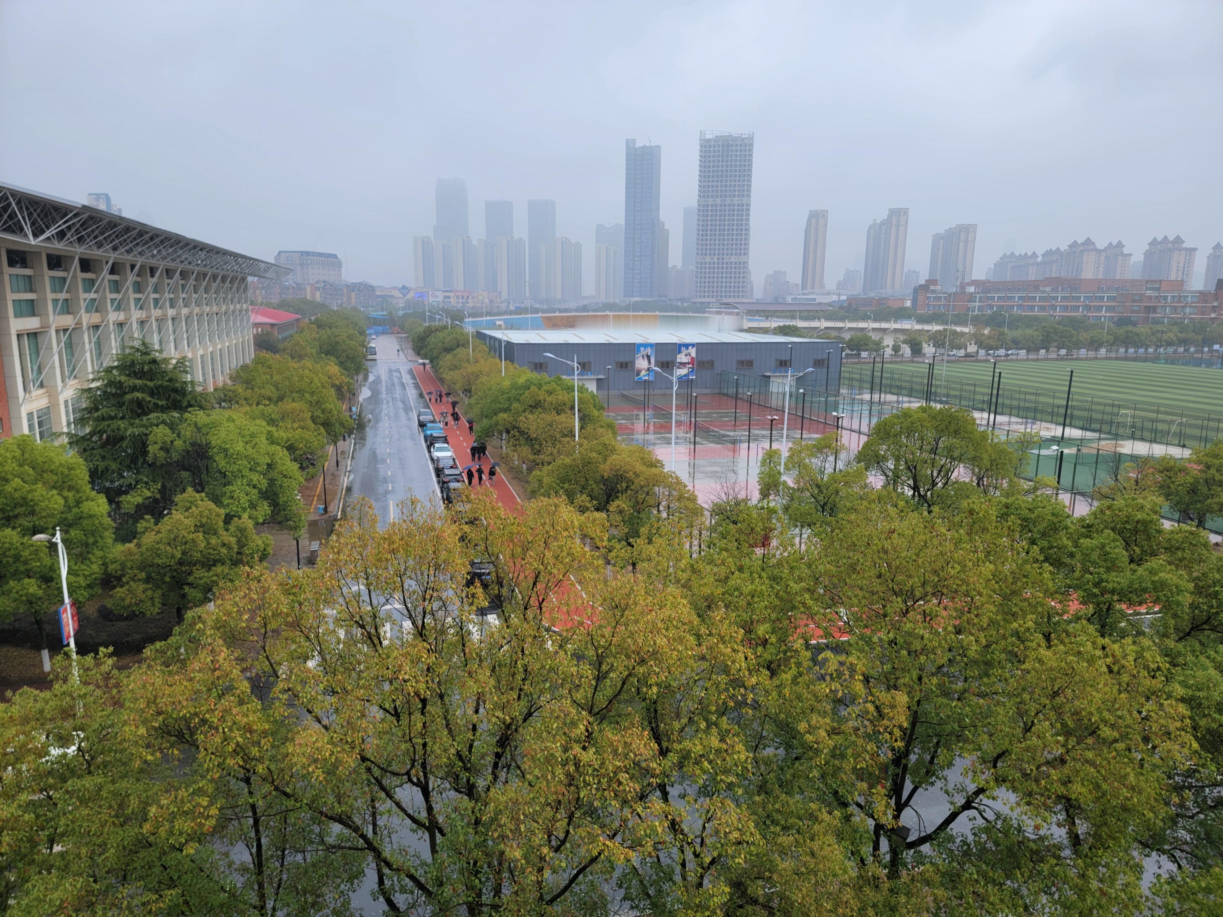 今天休息，明天早班外面下着小雨，有点潮湿[哈哈] ​​​