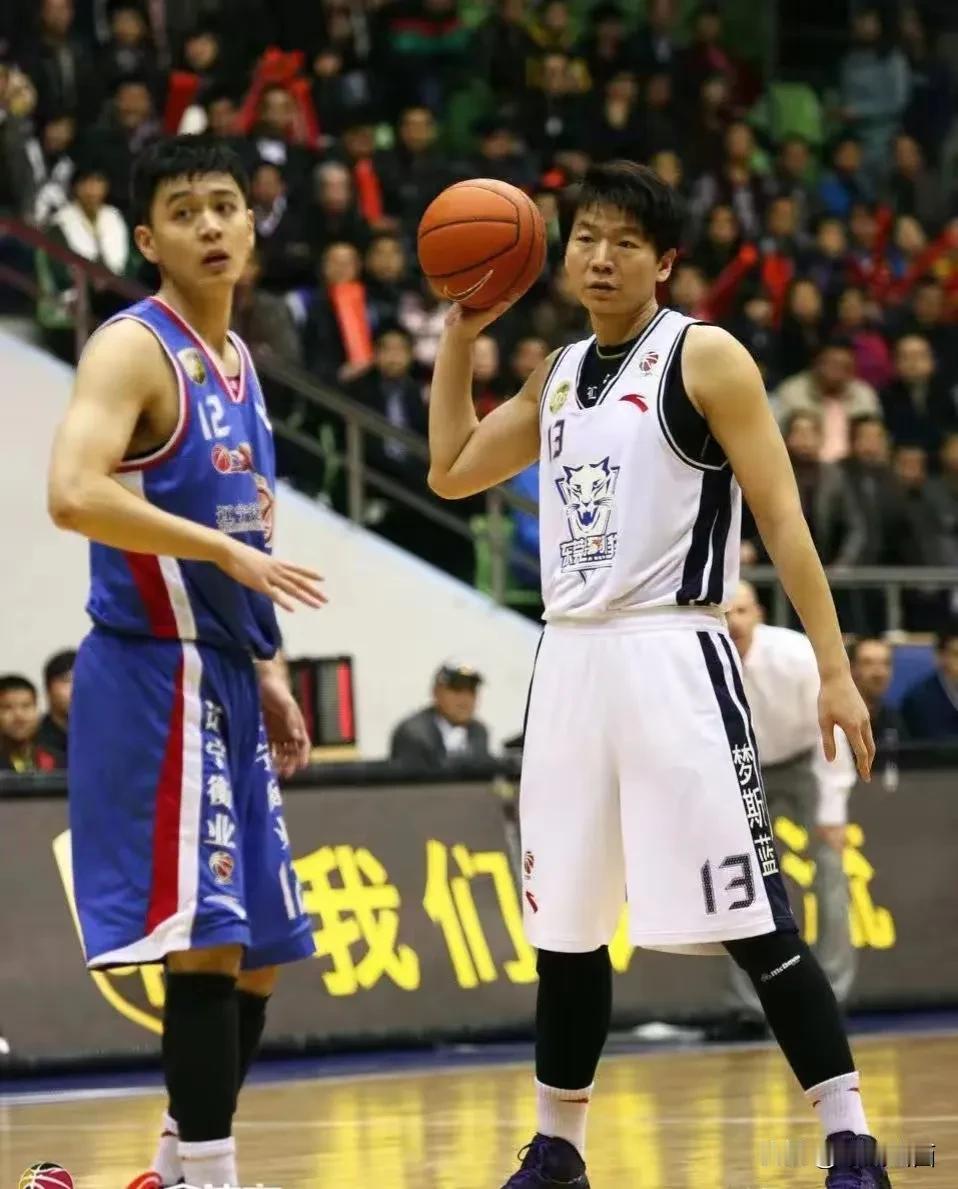 杨铭和邱彪球员时代同场竞技，现在两人成为教练再次交锋，而且在 CBA 的总决赛现