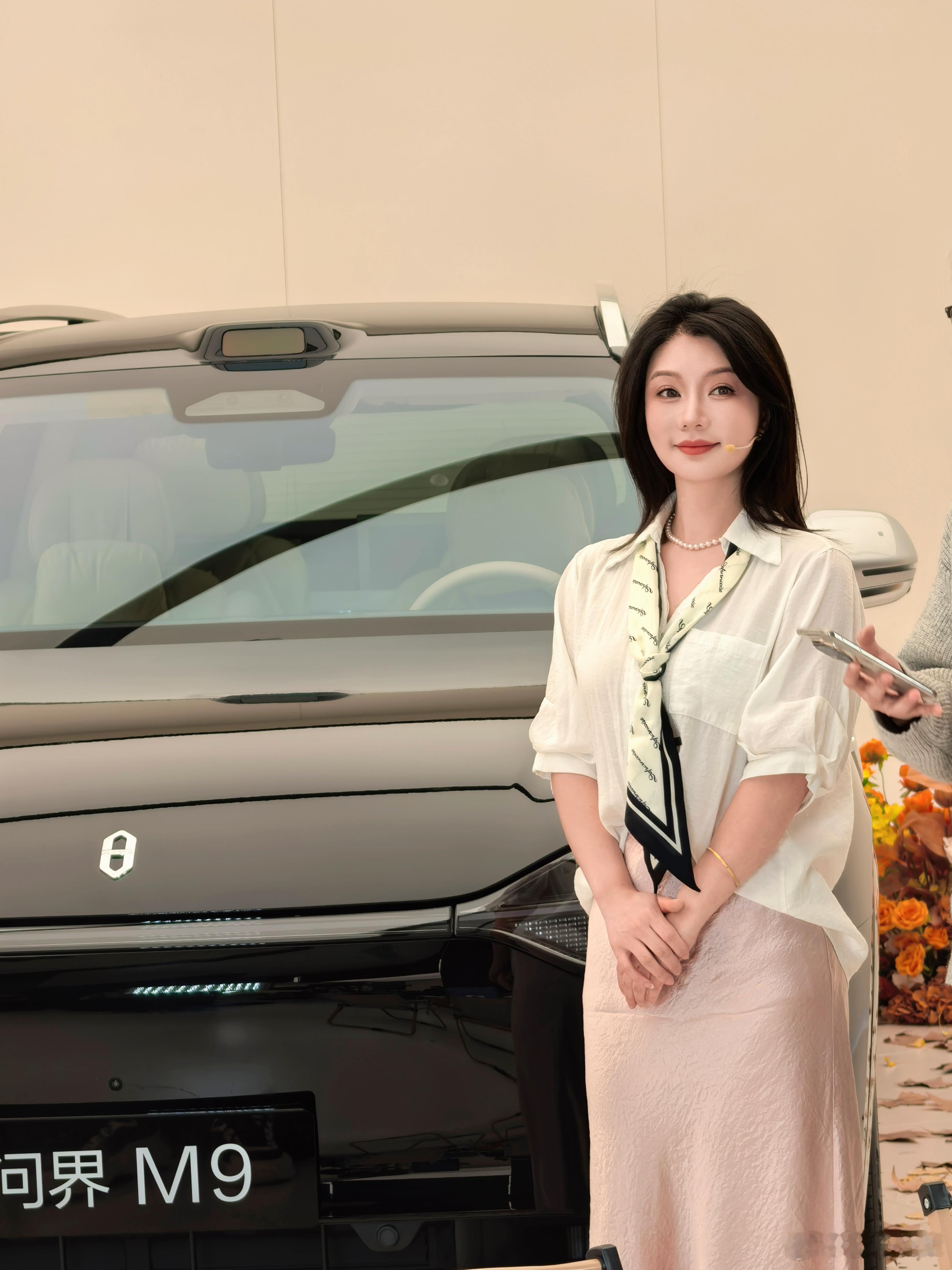 现场这阵仗挺专业的，人也不少，作为这次直播的媒体车主，还好我自己买了车、开了这么