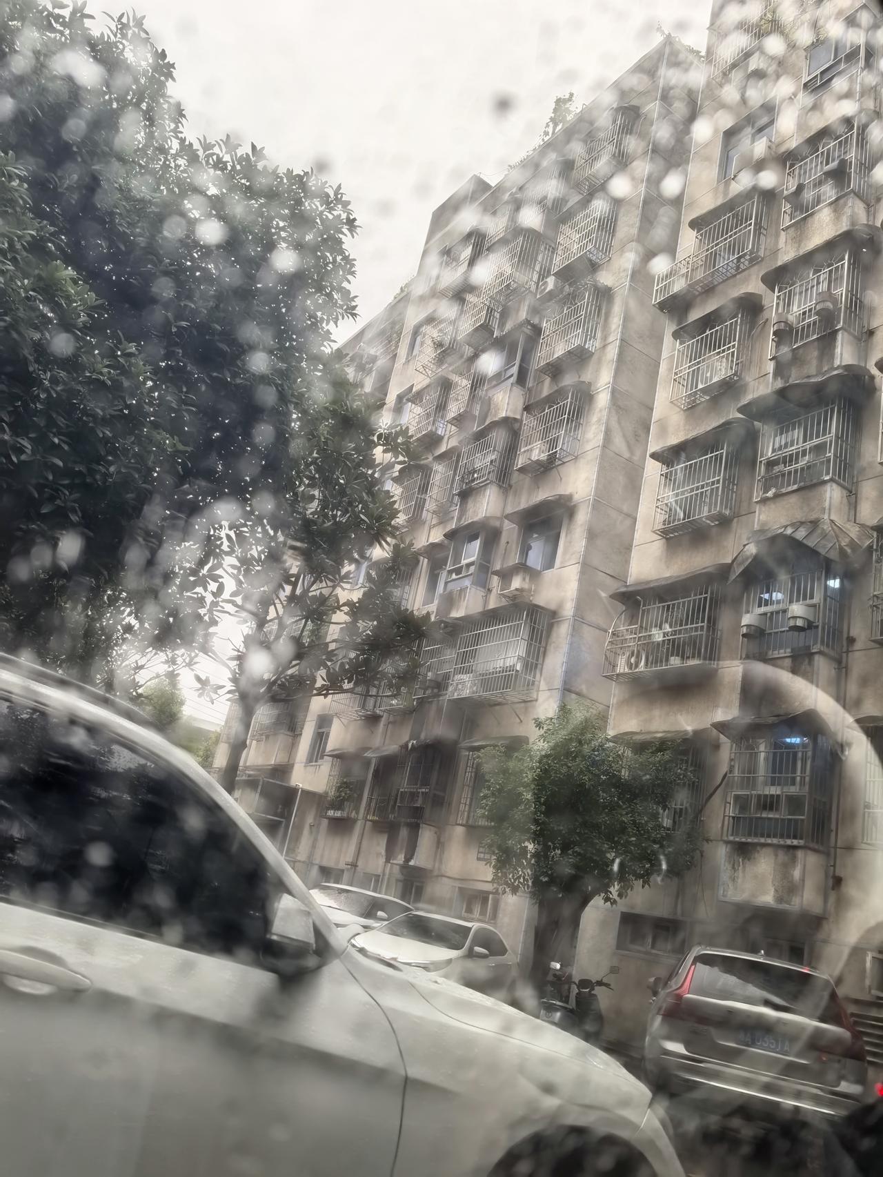 特别喜欢这样的下雨天，一个人，安安静静的待在车里，听着窗外的雨声，思绪放空，没有