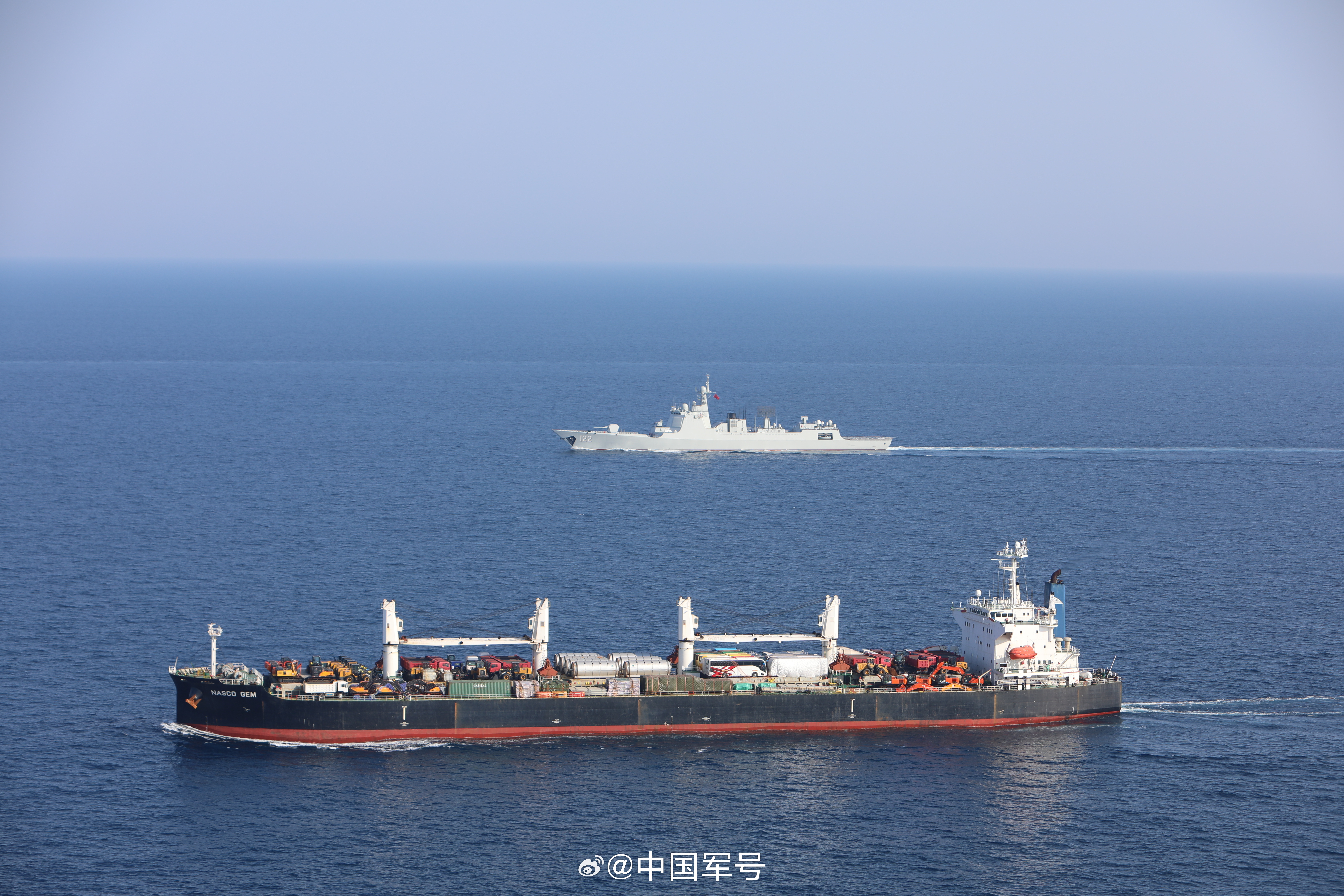 【首护成功！海军第48批护航编队护送船舶通过亚丁湾】当地时间11月4日傍晚，海军
