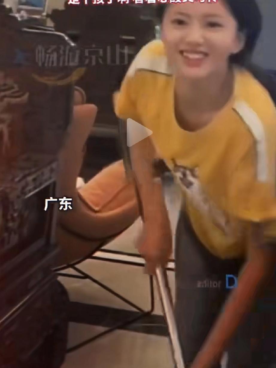 女雇主晒出家中16岁的保姆，小小年纪就辍学做了入家保姆，只因从小和奶奶长大受了不