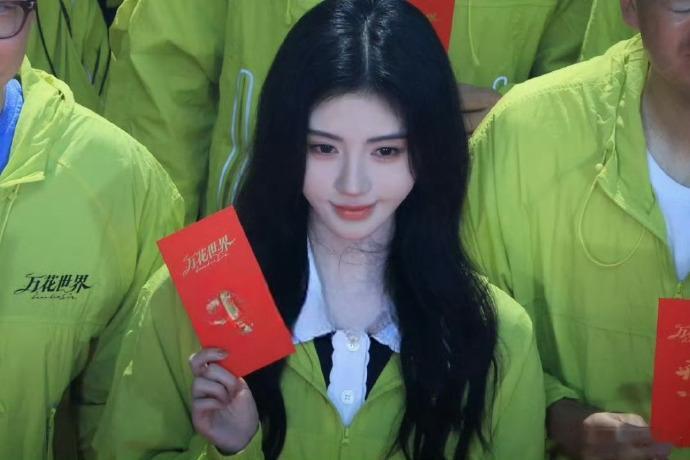 鞠婧祎万花世界开机人气鞠婧祎万花世界开机排面品牌方为鞠婧祎万花世界应援，就是超级