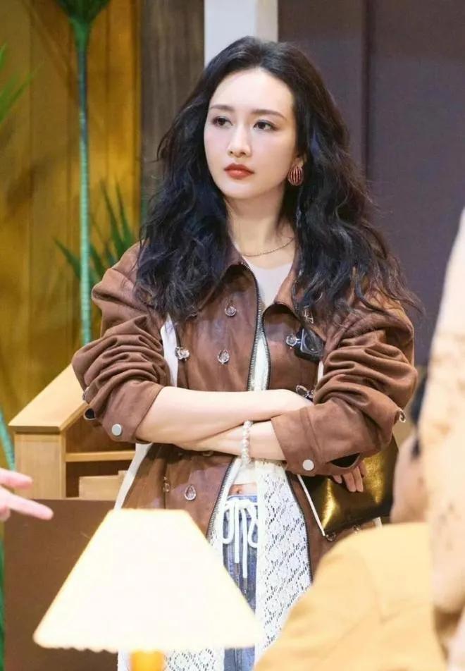 42岁王鸥的时髦感，真的绝了！
 
一件棕色皮衣外套，叠穿了一件白色蕾丝罩衫，再