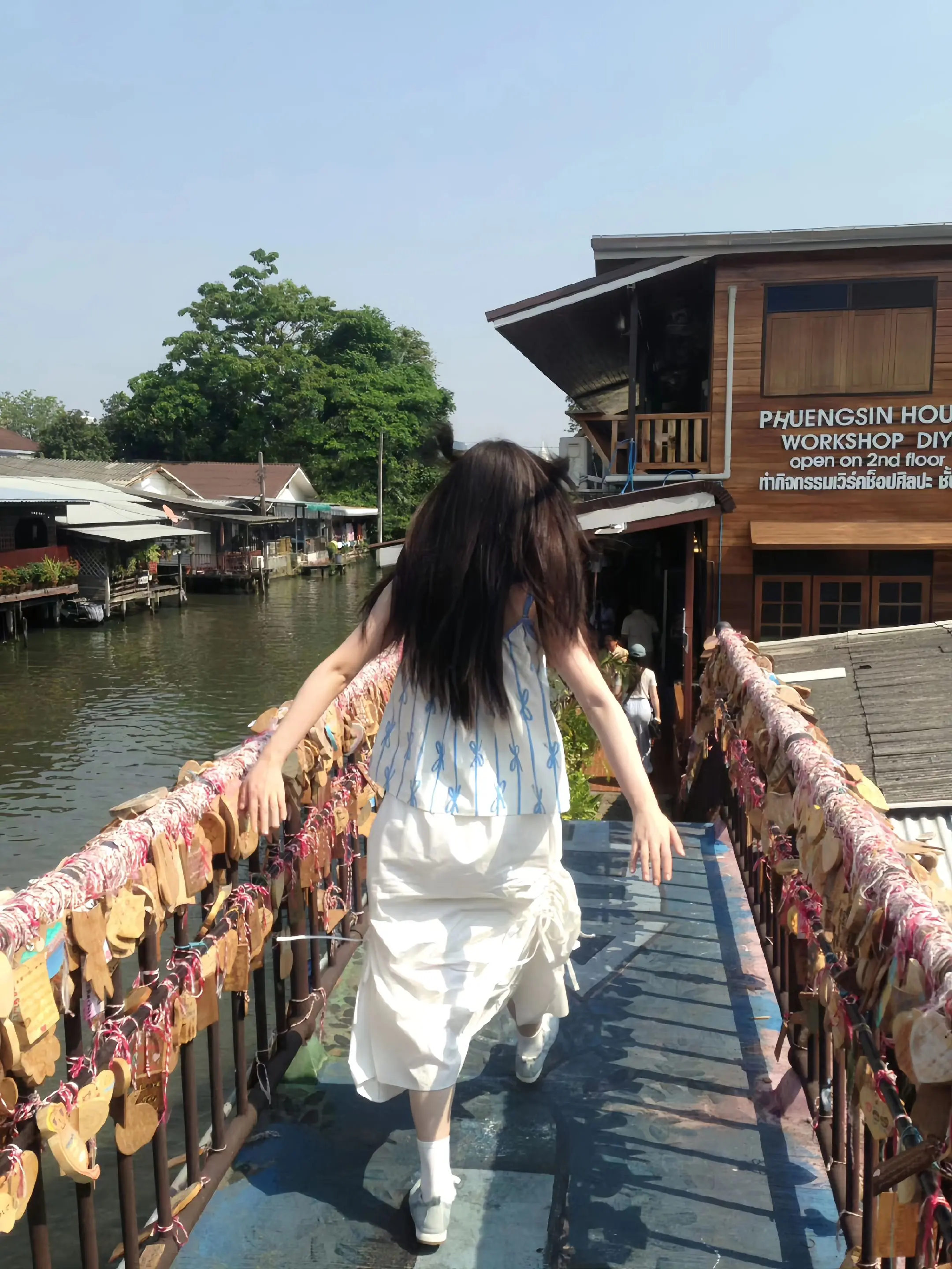 我祝你幸福 和 快 乐。背影