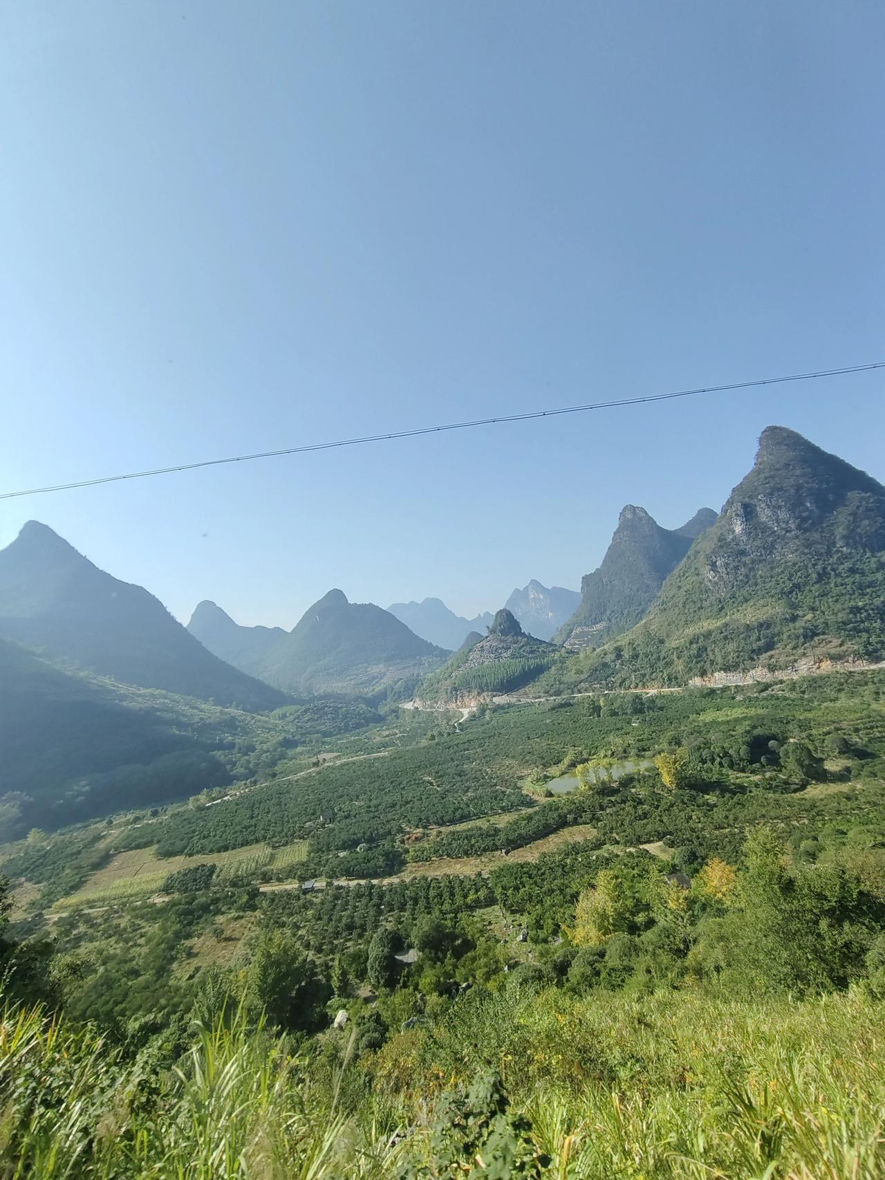 山色青青翠，峰峦叠嶂间。#大山美丽景色# #美丽山风景# #山里边的美景# #景