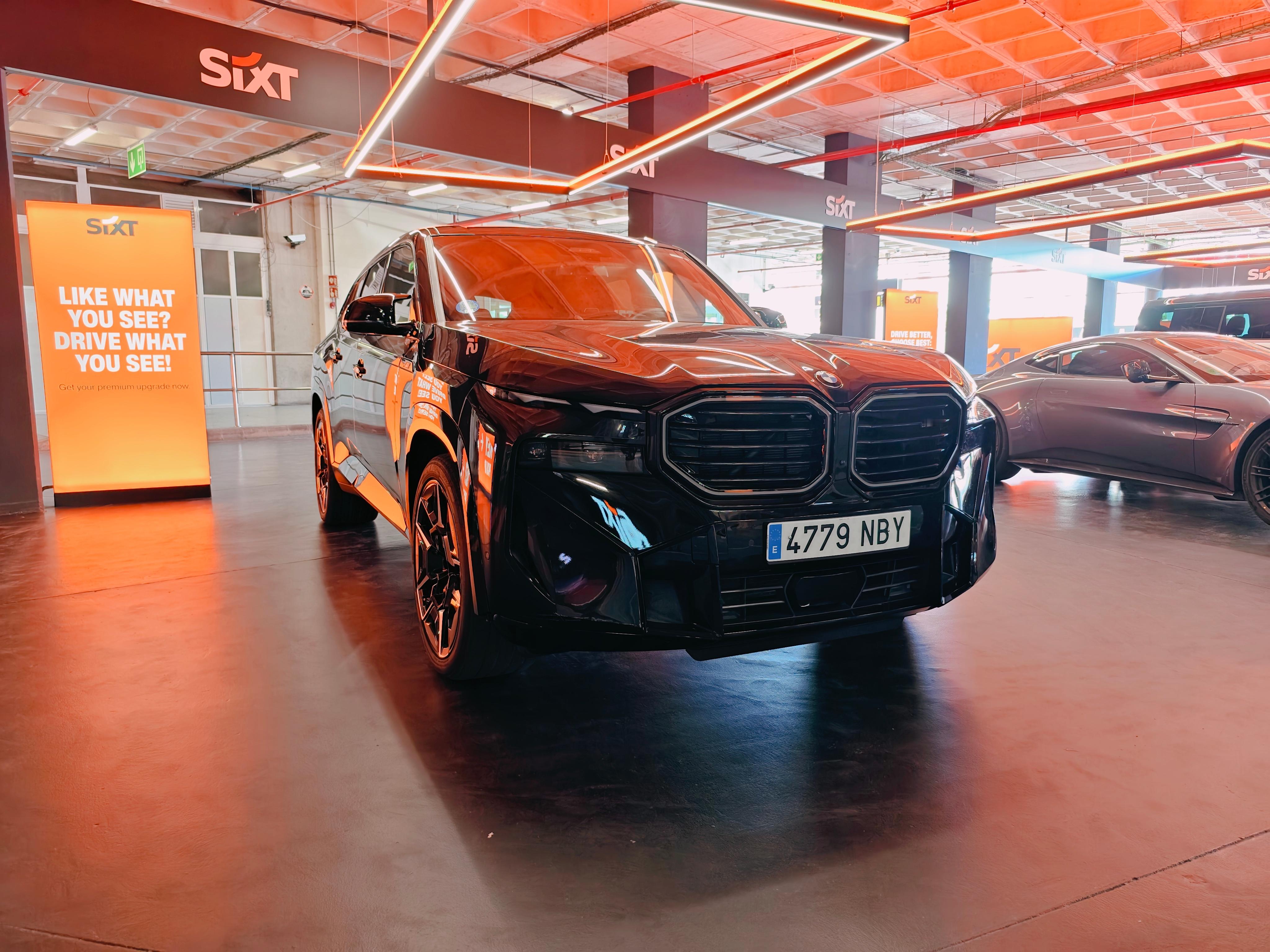 SIXT 把机场停车场出入口附近租下来，摆了几台豪车…感觉又把上千万干出去了。S