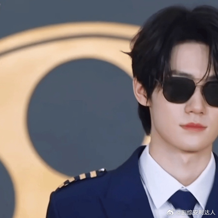 张真源奔跑吧14录制张真源机长造型返场奔跑吧 张真源《奔跑吧14》首期录制惊喜不