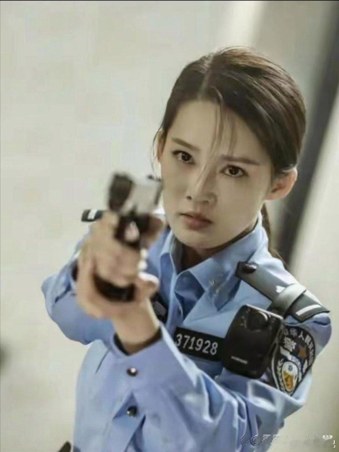 李沁天生就适合演👮🏻‍♀️，她的形象和气质都非常符合这个角色 ​​​