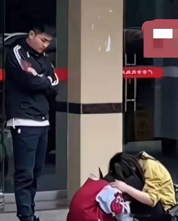 民政局门口的一幕
 
一对夫妻刚办理了离婚手续，从民政局出来，小女孩抱着母亲放声