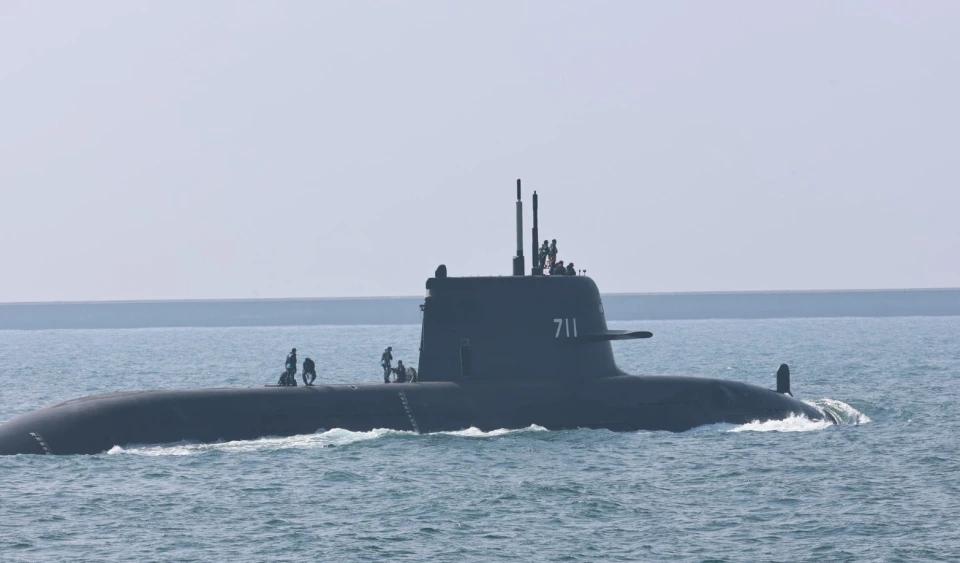 伴航船只围满港池，台“海鲲”号首次潜航为何如此“心虚”？

1月29日上午，台当