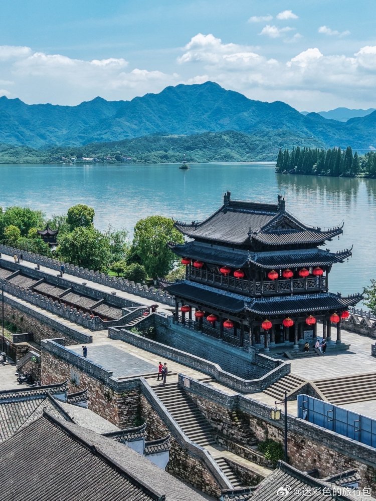 杭州周边避暑宝藏建德！晨雾新安江宛如水墨画卷，大慈岩悬空寺险峻出片，灵栖洞内常年
