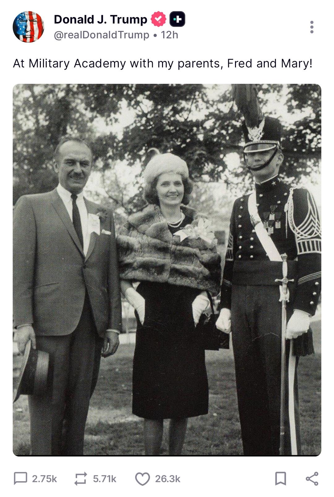 弗雷德与玛丽·特朗普夫妇，与就读纽约军事学院的儿子合影。

照片里笑容慈祥的母亲